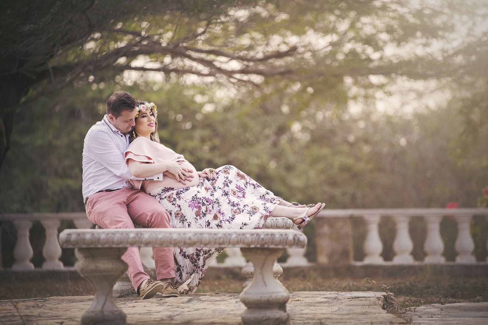 foto de maternidad en parque al aire libre