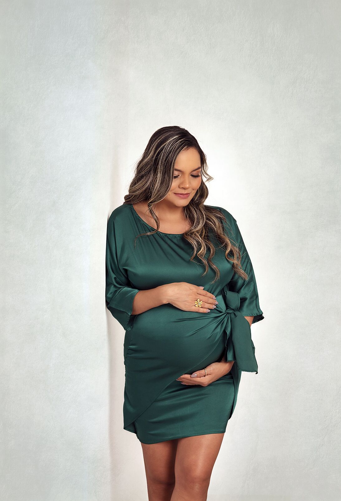 foto de maternidad en estudio vestidoverde