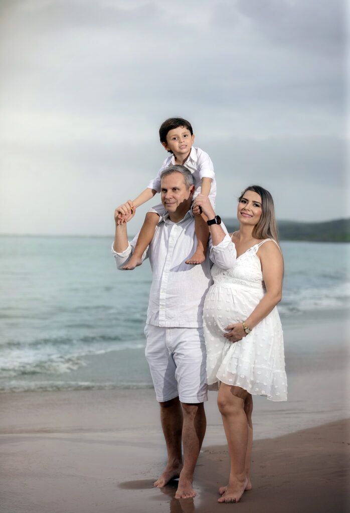 foto de familia con una embarazada en la playa