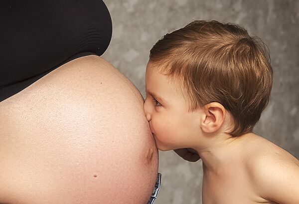 foto maternidad con hermanos