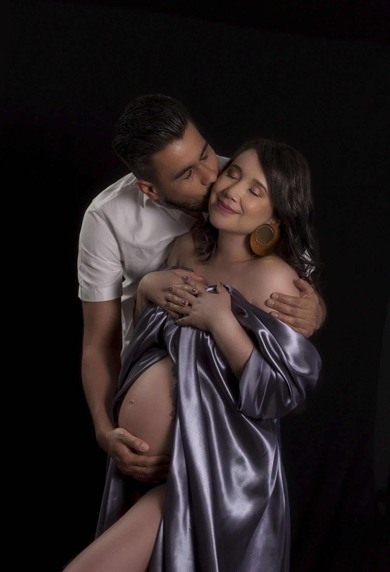 foto de embarazo en fondo negro