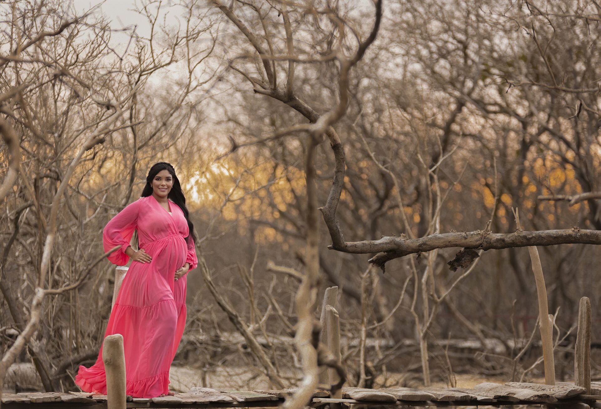 Foto estudio de embarazo en el bosque