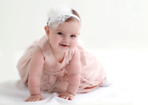 beb de 5 meses en estudio usando un vestiod rosa