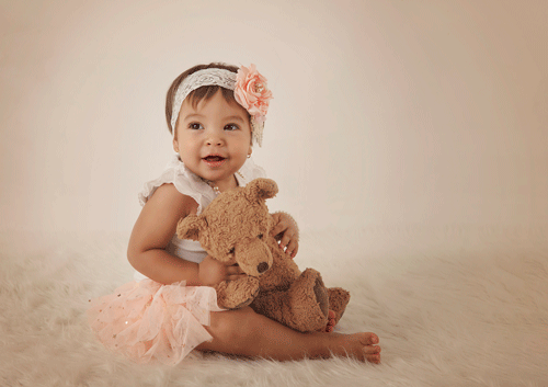 bebe nina en estudio con osito de peluche