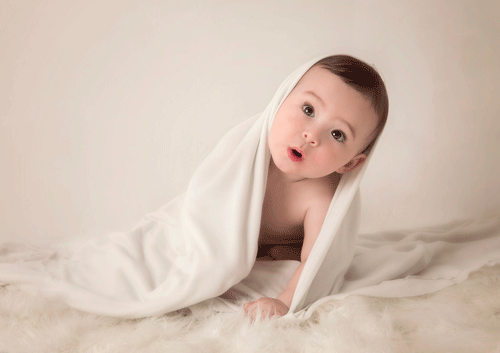 bebe de 8 meses en estudio con una toalla