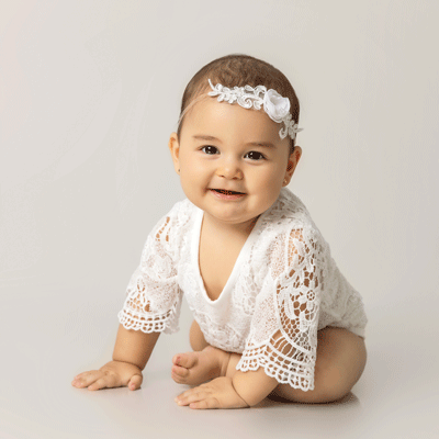 bebe de 6 meses en estudio usando blanco