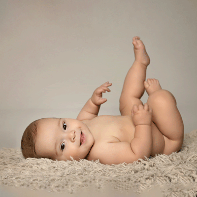 bebe de 5 meses en fondo beige