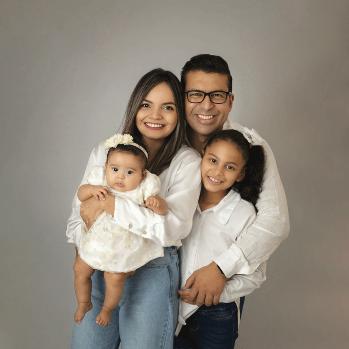 Foto estudio familiar en interiores con fondo beige