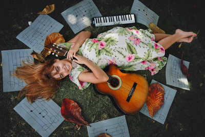 Foto infantil de nina con instrumentos musicales