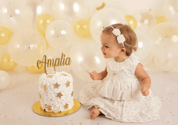smash cake en estudio con color dorado