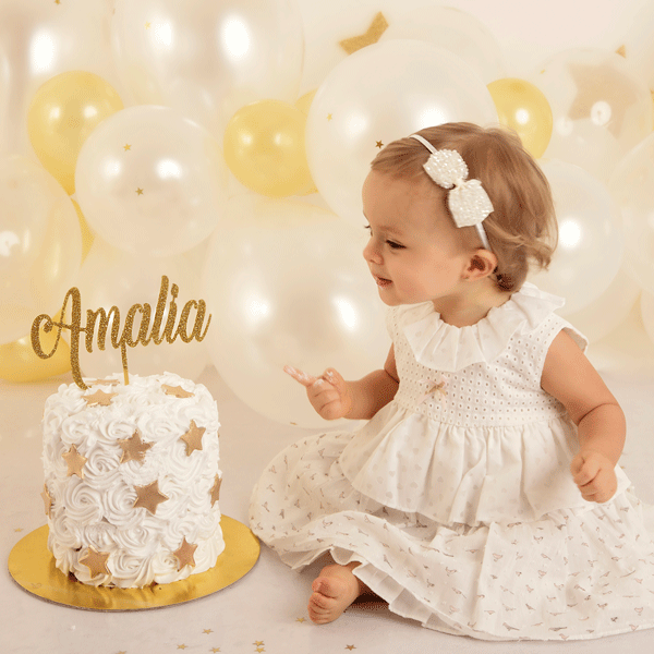 bebe nina en sesion de primer cumpleanos con pastel