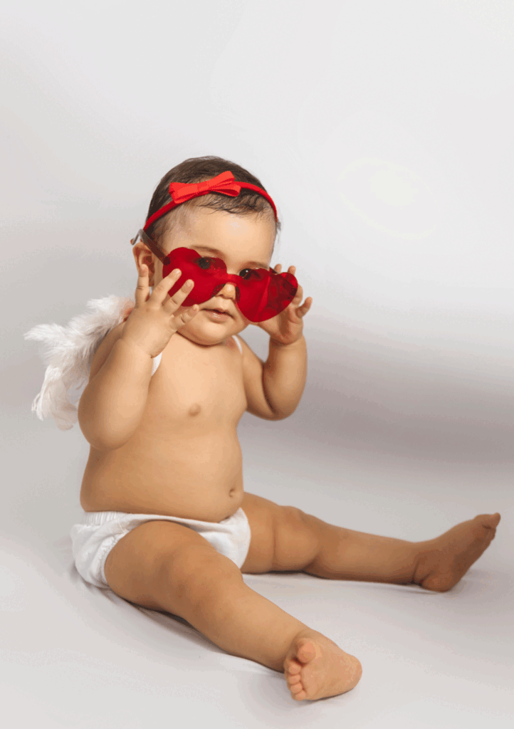 Bebe cupido con lentes de sol