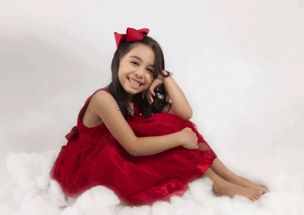 nina usando un vestido rojo de dia de la amistad