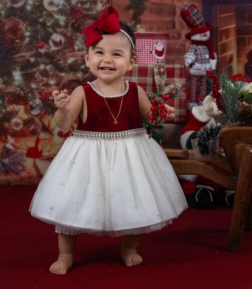 fotografia de bebe en navidad con vestido blanco y rojo