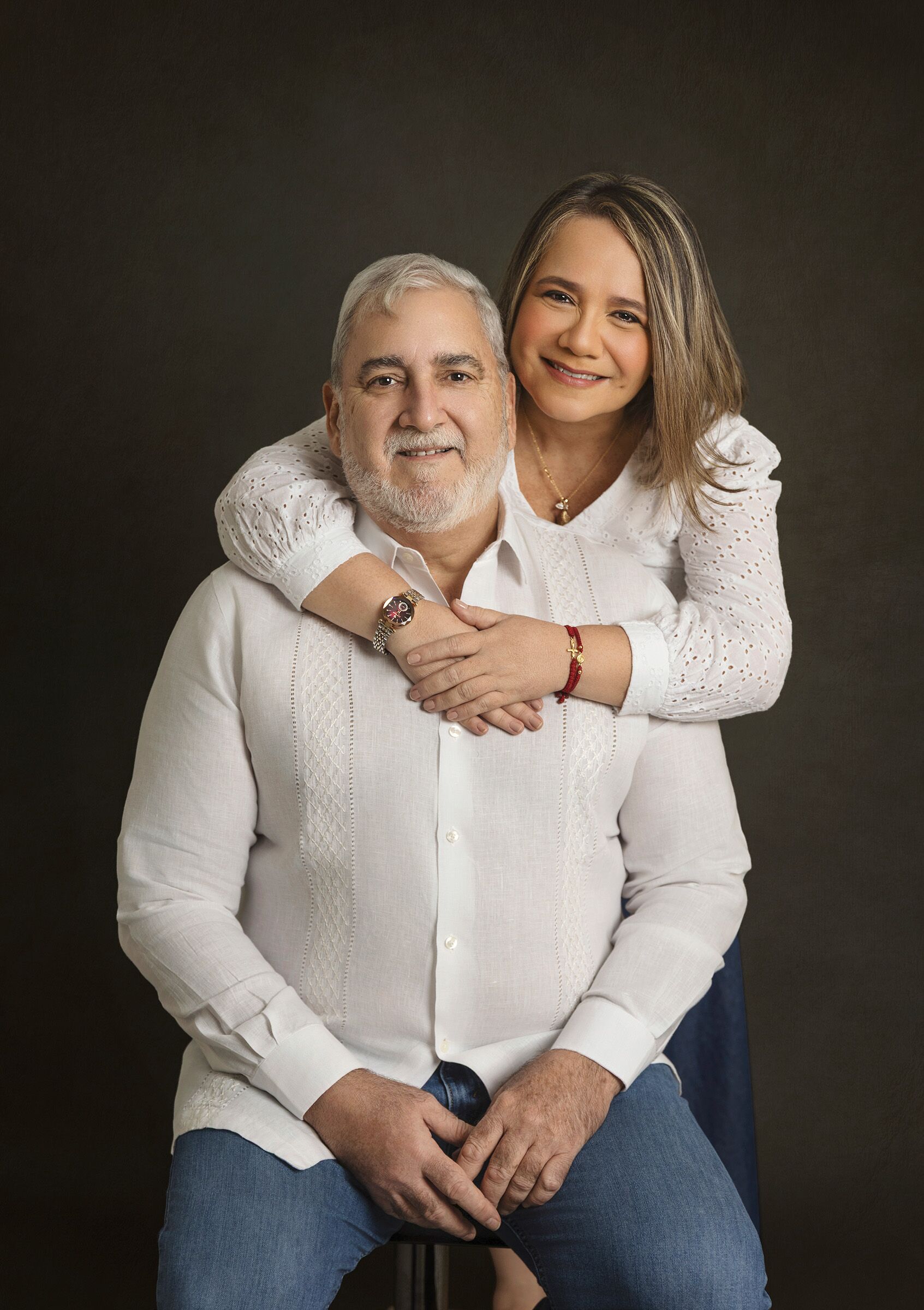 Retrato familiar en estudio de padres e hijo, fotografía familiar en Barranquilla